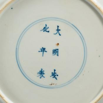 A set of four odd blue and white dinner plates, Qing dynasty, Kangxi (1662-1722), with different six character marks.