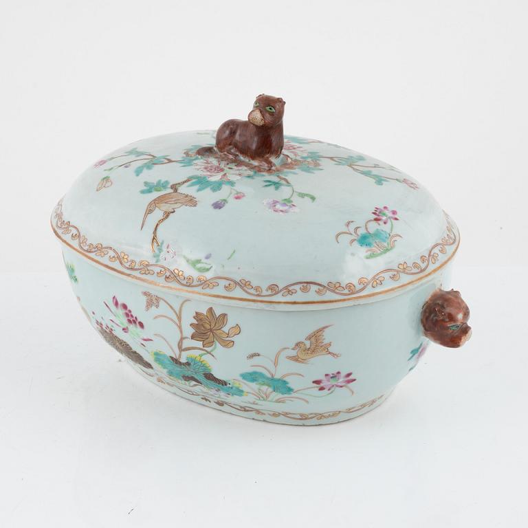 A Chinese Export famille rose tureen with cover, Qing dynasty (1736-95).