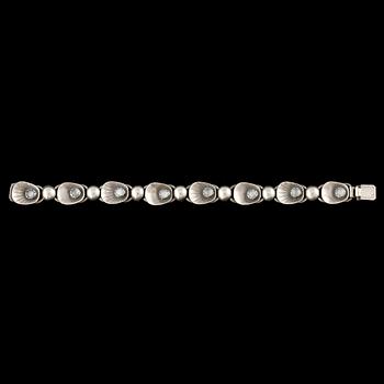 ARMBAND OCH ÖRHÄNGEN, ett par, silver med cabochonslipade månstenar, Alton, Falköping, 1955. Vikt 26 g.