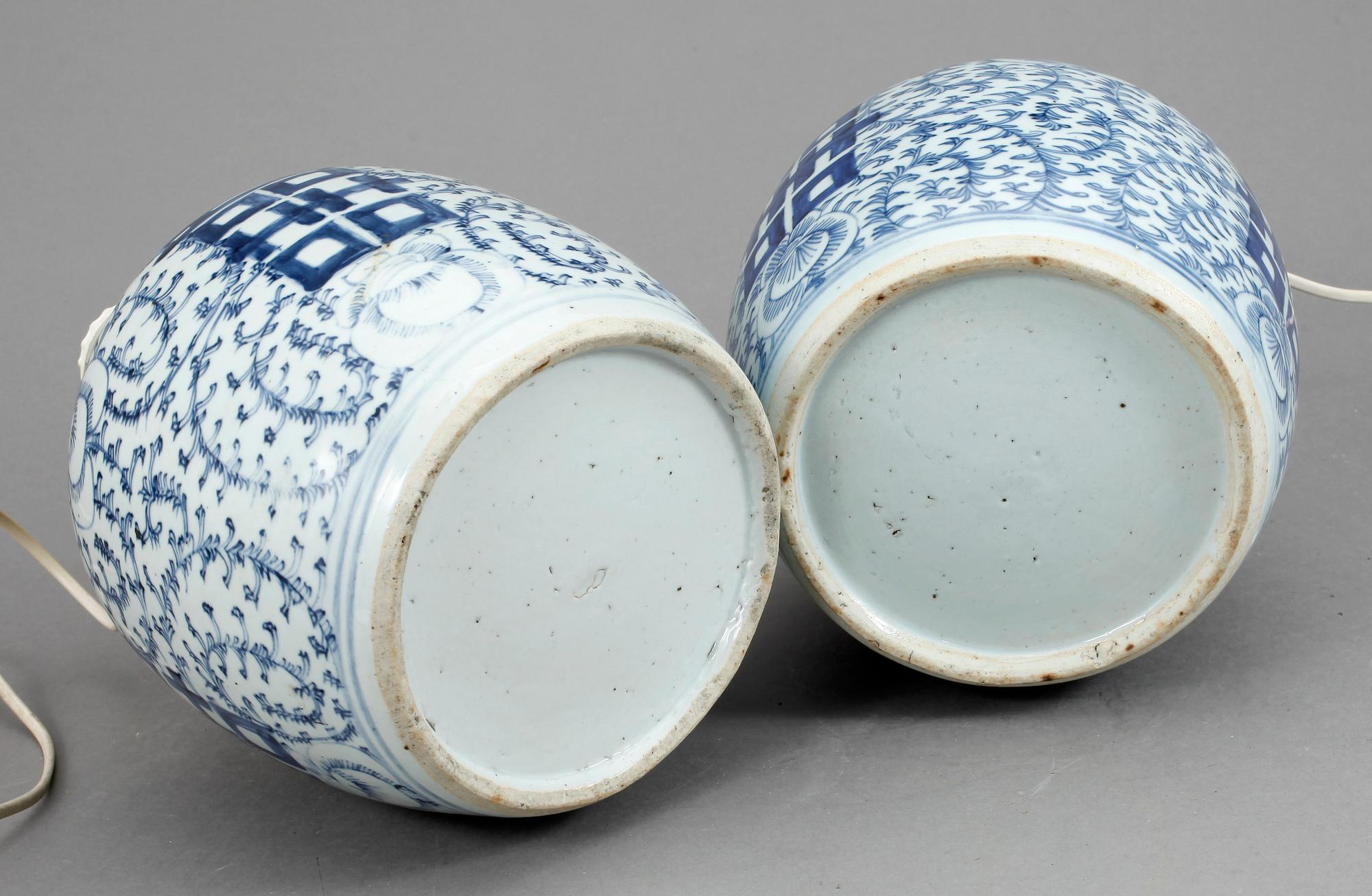 BORDSLAMPA/INGEFÄRSKRUS, ett par snarlika, porslin, Kina, 1900-tal.