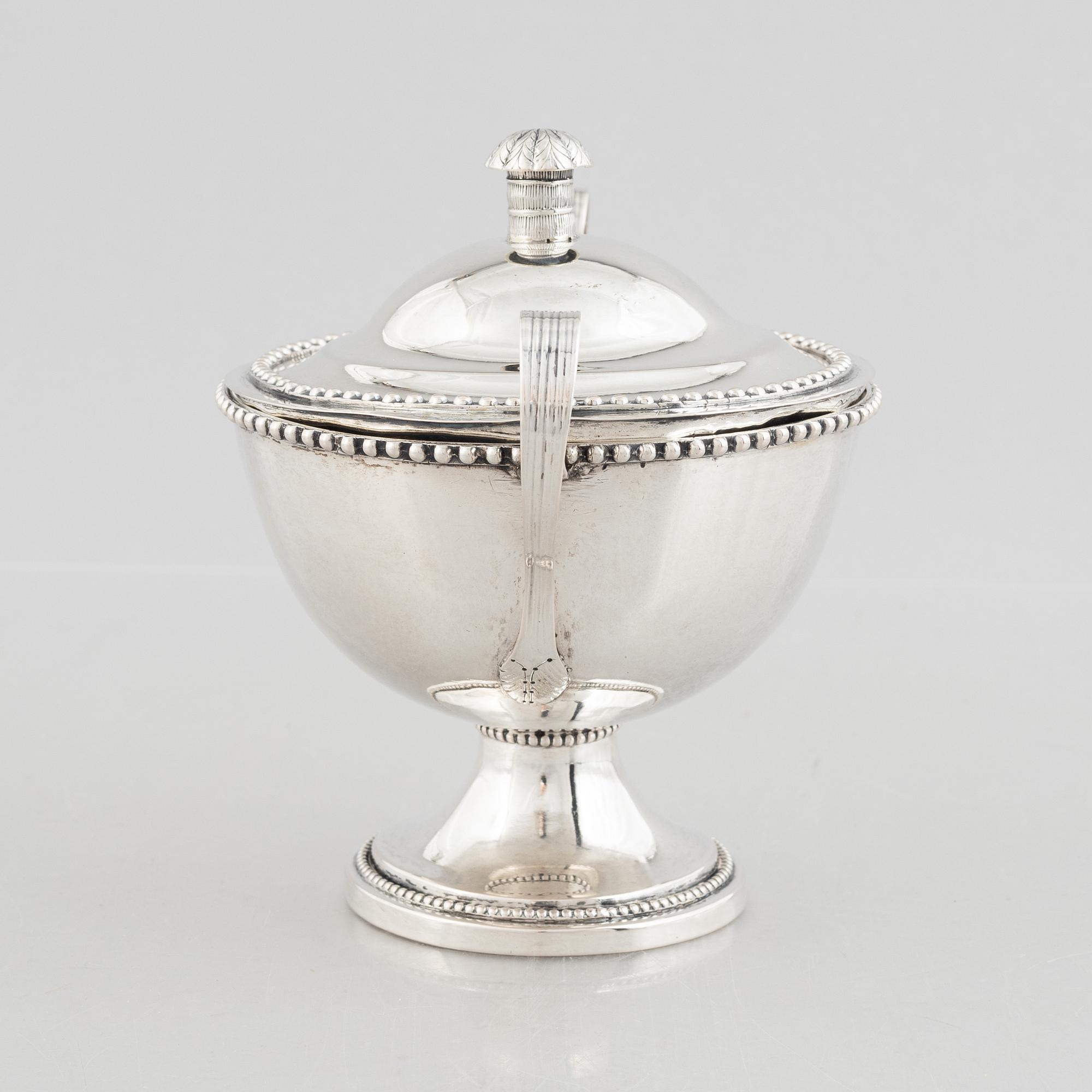 Bowl with lid, silver, maker's mark AEK and indistinct mark, 18th/19th century.