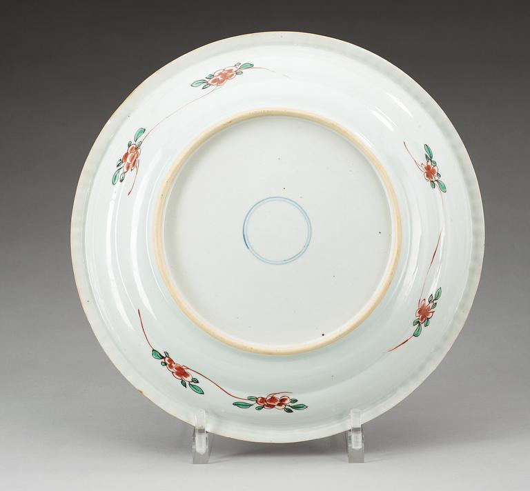 A famille vert 'pie-crust' charger. Qing dynasty, Kangxi (1662-1722).