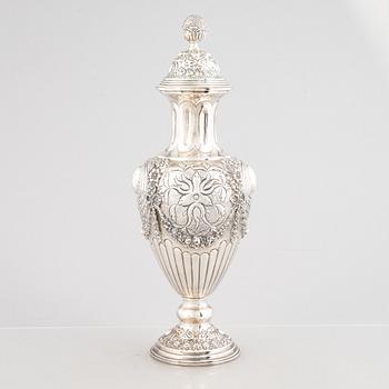 A lided silver vase, Louis XVI style, 20th Century.