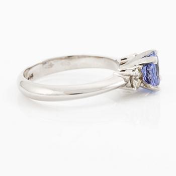 Ring 18K white gold with tanzanite and brilliant-cut diamonds.