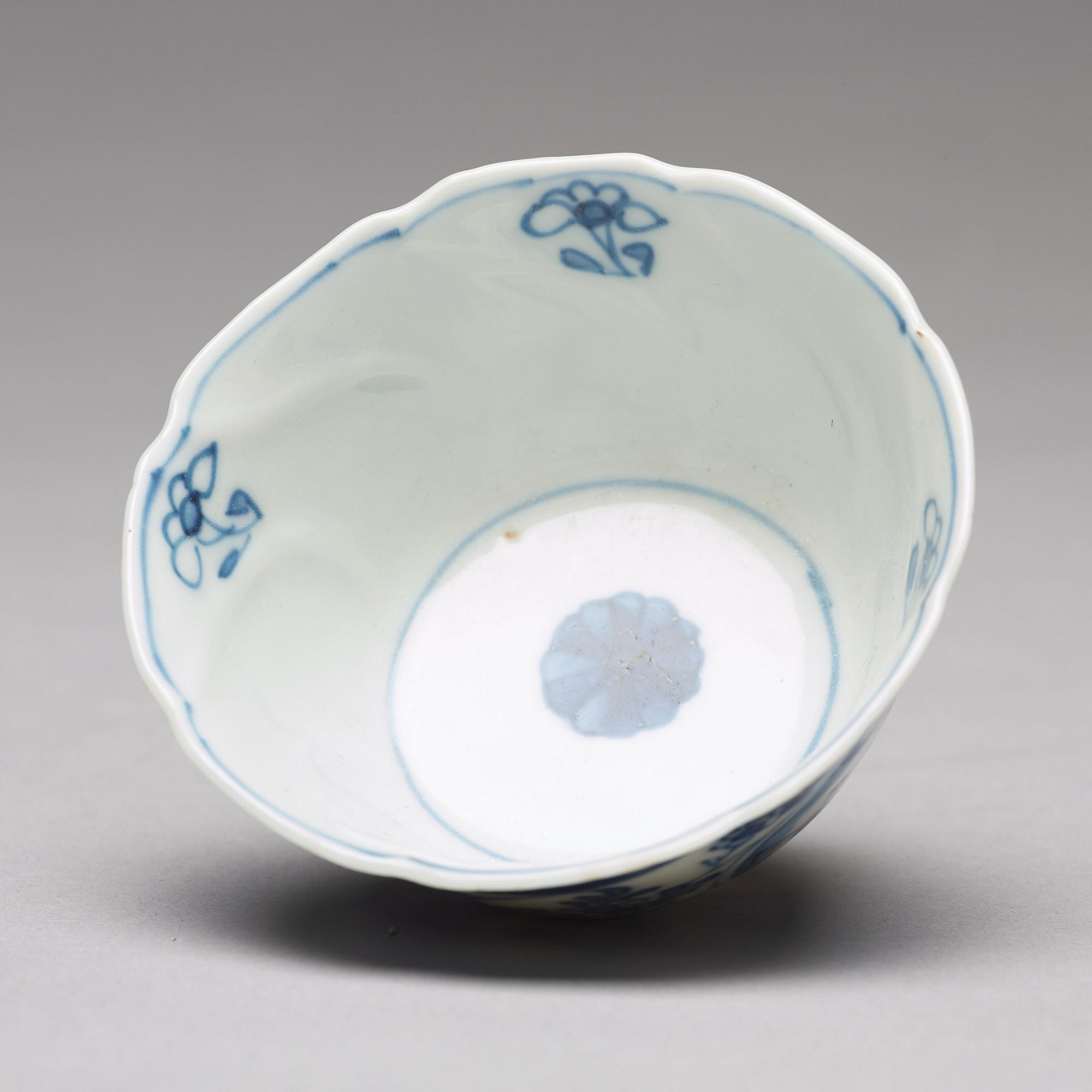 KOPPAR med FAT, tre stycken, porslin. Qingdynastin, Kangxi (1662-1722).