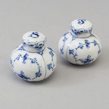 113 pieces of porcelain tableware from Royal Copenhagen, model "Musselmalet", 20th century.