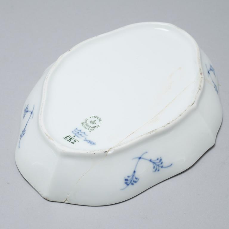 A porcelain tableware set of 92 pcs, "Musselmalet" by Royal Copenhagen, Denmark, second half of the 20th century.