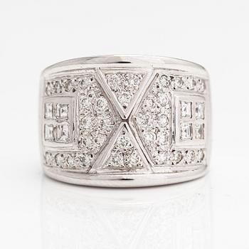 An 18K white gold ring with diamonds ca. 1.00 ct in total.