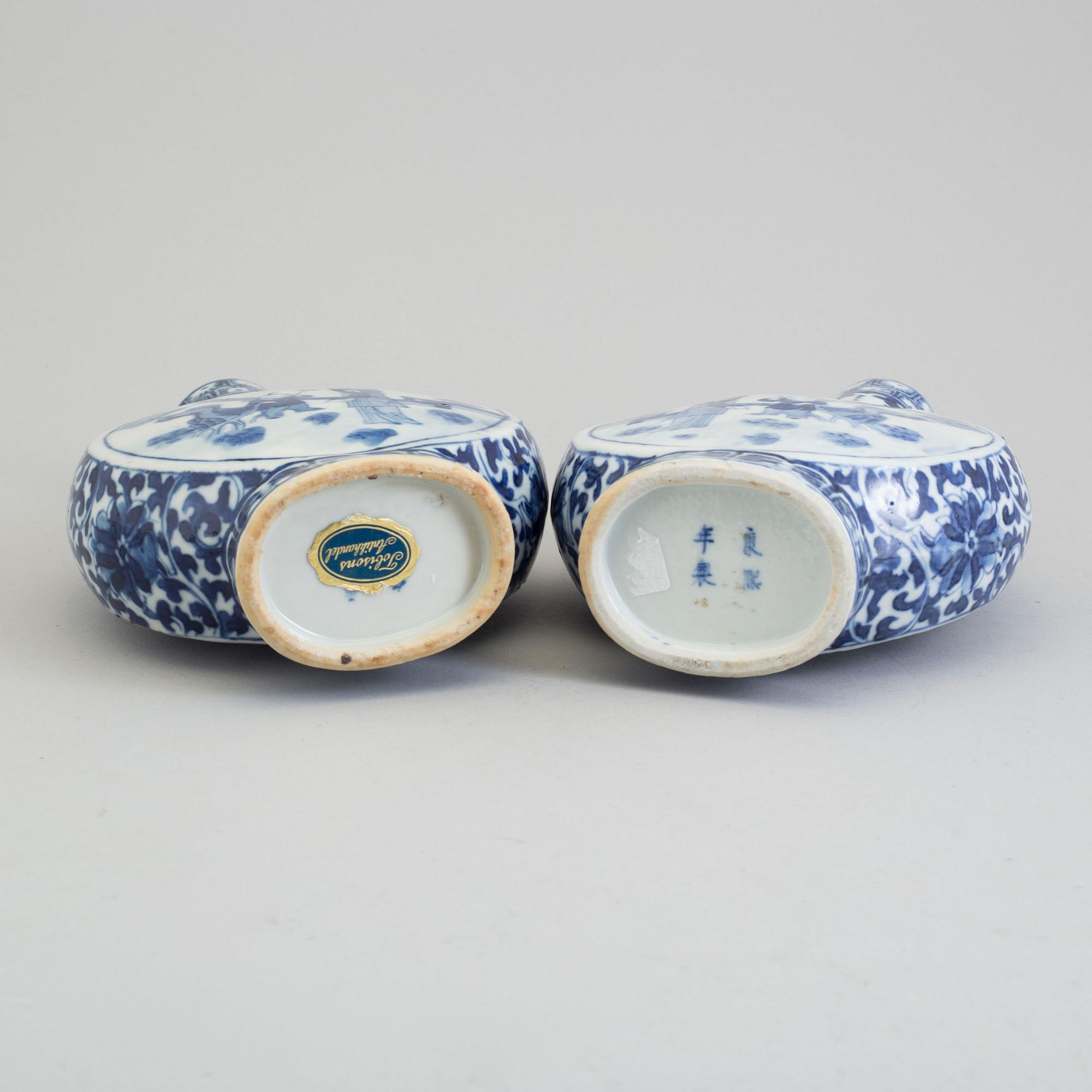 Two similar blue and white porcelain moon flasks, Qing dynasty, late 19th century.