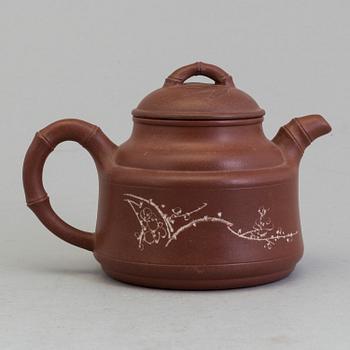 A Chinese yixing teapot with cover, 1960/70s.