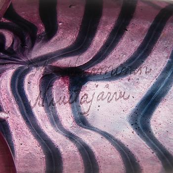 KERTTU NURMINEN,  LASIVEISTOS, signeerattu K. Nurminen Nuutajärvi.