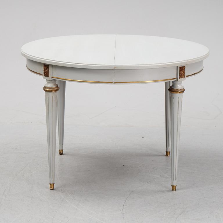 Matbord, gustaviansk stil, 
1900-talets andra hälft. Två iläggsskivor medföljer.