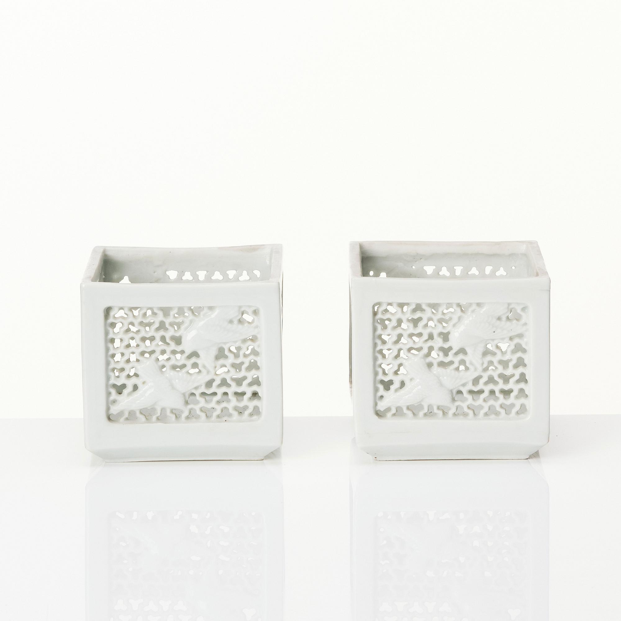 Lyktor, två stycken, porslin. Japan, sekelskifte 1900.