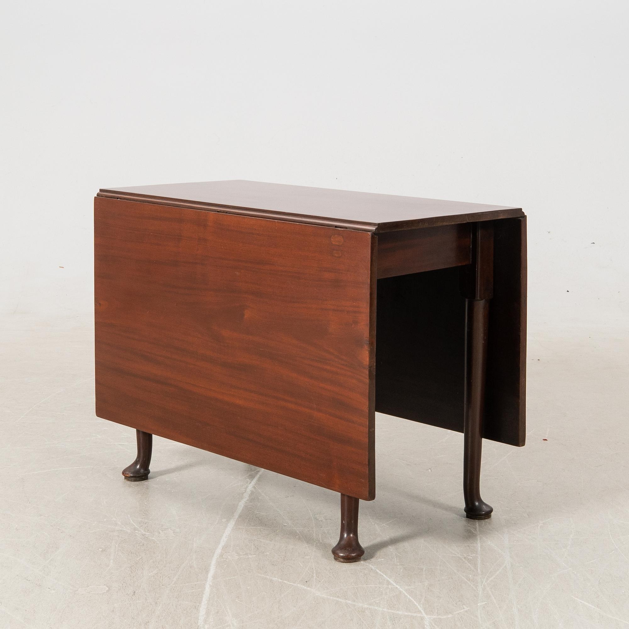 Drop-leaf table England 18th/19th century.