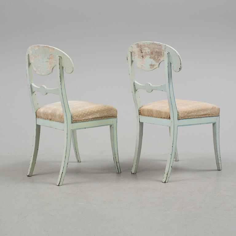 STOLAR, 2 st och TABURETT, en etikettmärkt med Stockholms stolmakareämbetes sigill. Empire, 1800-talets första hälft.