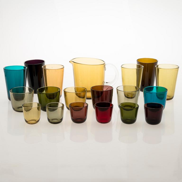 KAJ FRANCK, A set with a glass decanter and 18 glasses.