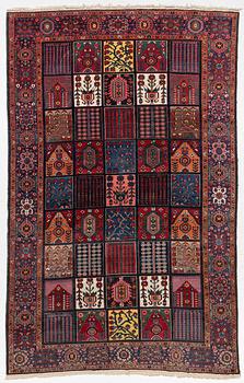 Carpet, Bakhtiari. approx. 333 x 210 cm.