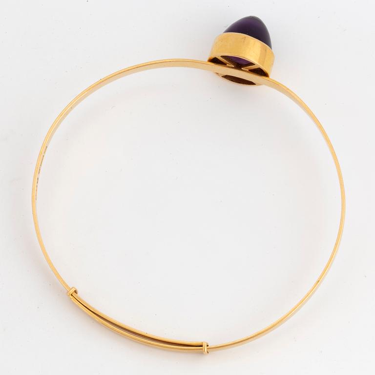 18K gold and sugarloaf-cut amethyst bangle.