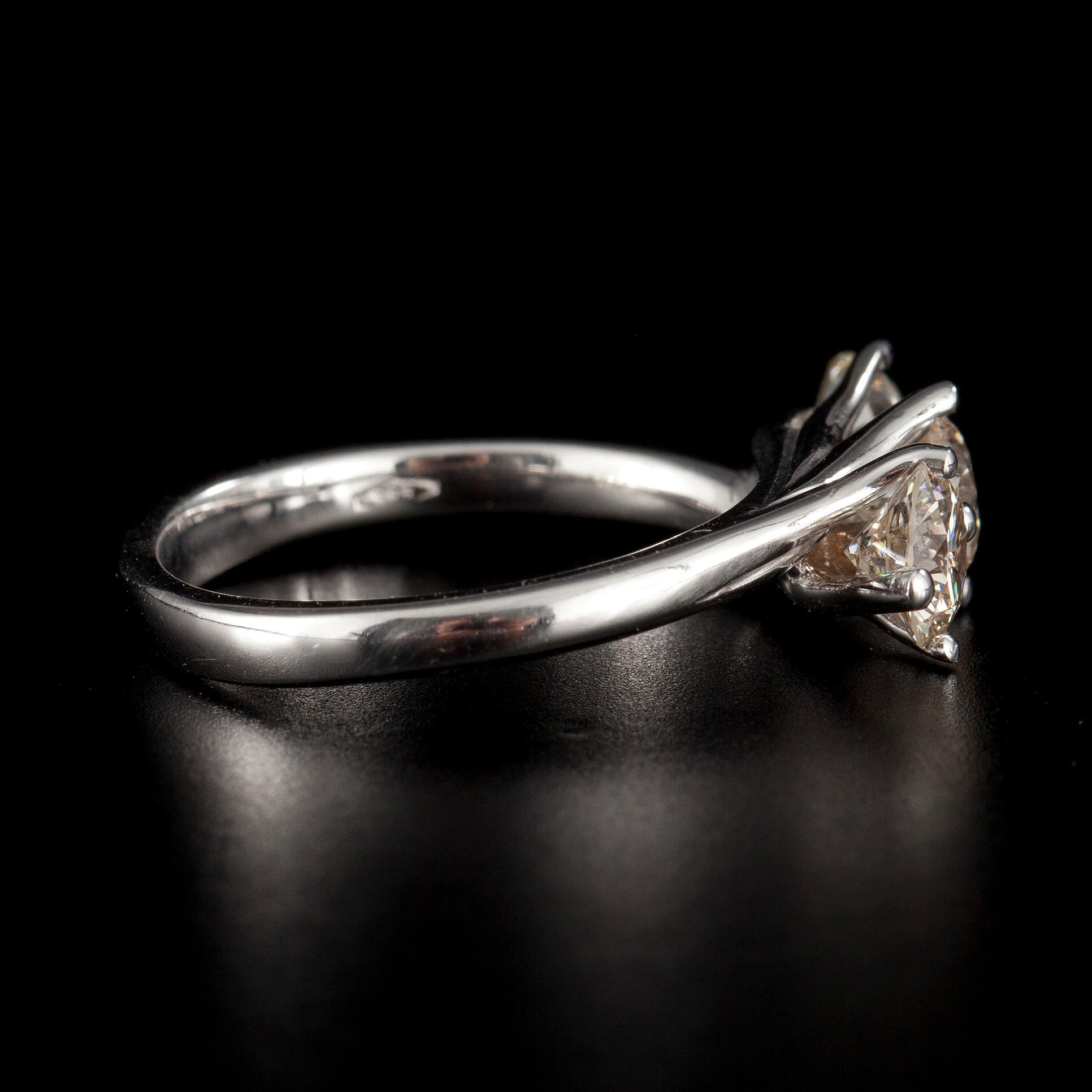 RING, vitguld 14k vitguld med 3 briljantslipade diamanter, totalt 1.75 ct. Vikt 5 g.