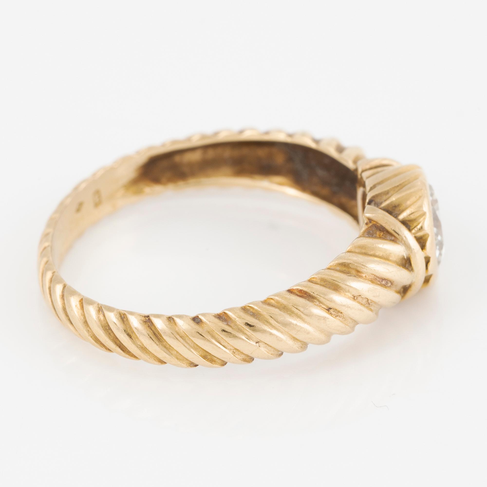 Ring, 18K guld med solitär briljantslipad diamant.