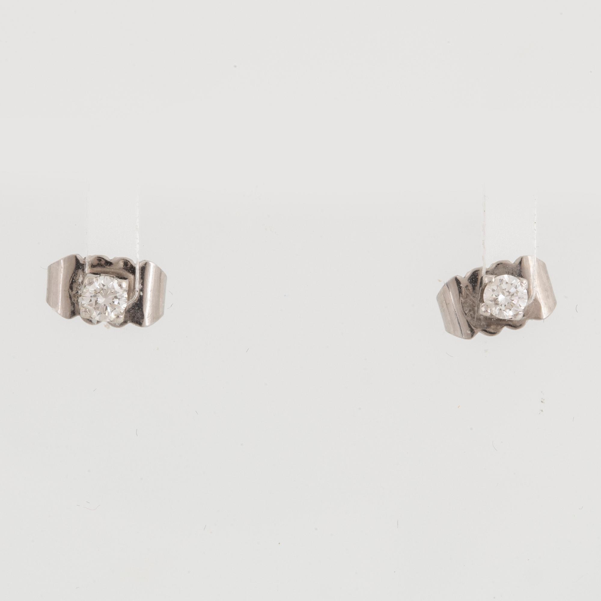 ARMBAND, med briljantslipade diamanter 0,30 ct, vitguld samt ÖRHÄNGEN med briljantslipade diamanter.