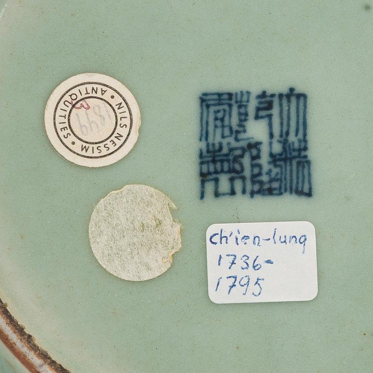 Two blue and white dishes and a vase, China, 18th/20th century.