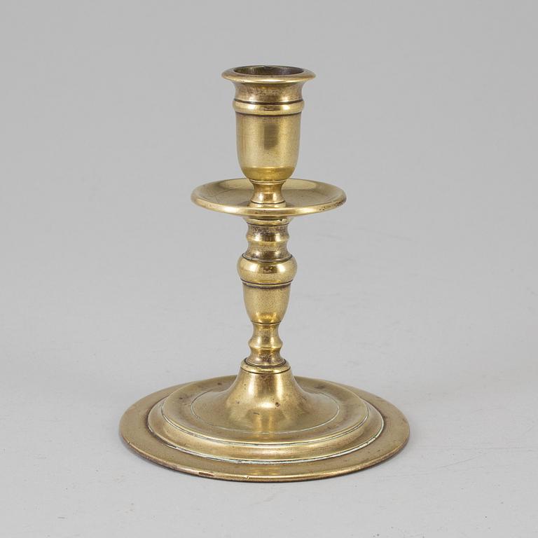 A 17TH CENTURY BRONZE CANDLESTICK.