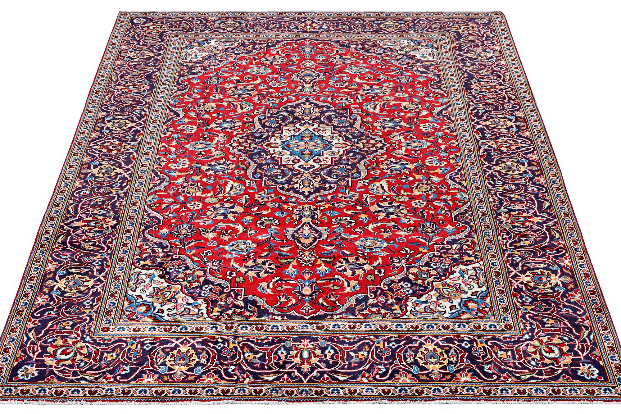 A Kashan carpet, c. 307 x 208 cm.