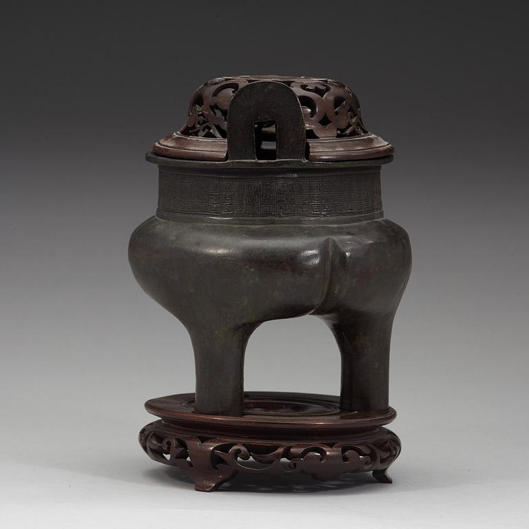 A bronze tripod censer, Qing dynasty (1644-1912).