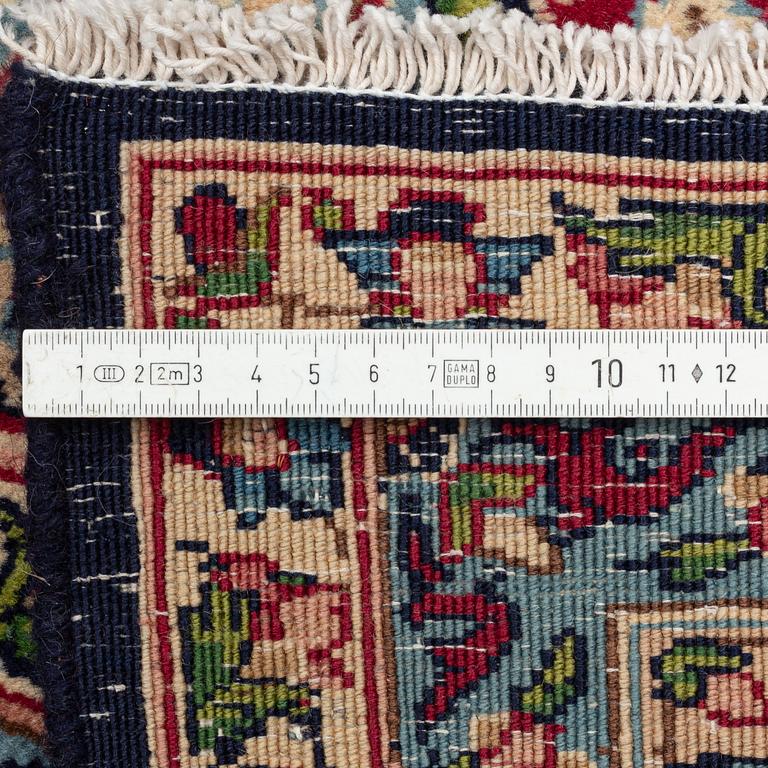 Matta, Kirman, signerad  Rasid Farrokhi ca 365 x 297 cm.