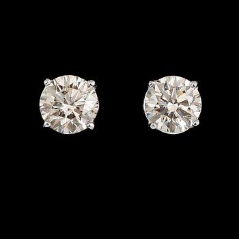ÖRHÄNGEN, 1 par, 18 k vitguld, solitära briljantslipade diamanter tot ca 1.60 ct.