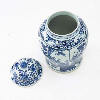 A large blue and white porcelain urn with cover, China, around 1900.