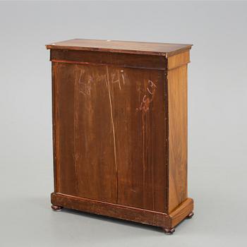 VITRINSKÅP. Gustaviansk stil, 1900-tal.