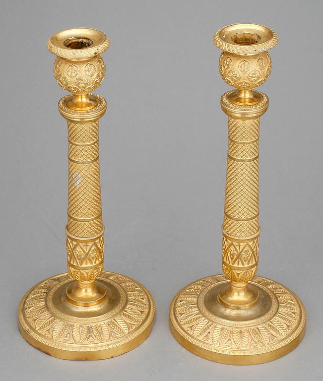 LJUSSTAKAR, ett par, empire, förgylld brons, 1800-talets första hälft.