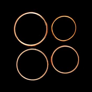 RINGAR, 4 st, 18 och 23 k guld. Vikt ca 18 k, 15 gram. 23 k, 3 gram.