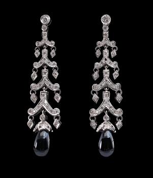 A PAIR OF EARRINGS, brilliant cut diamonds c. 0.95 ct, onyx. Weight 12 g.