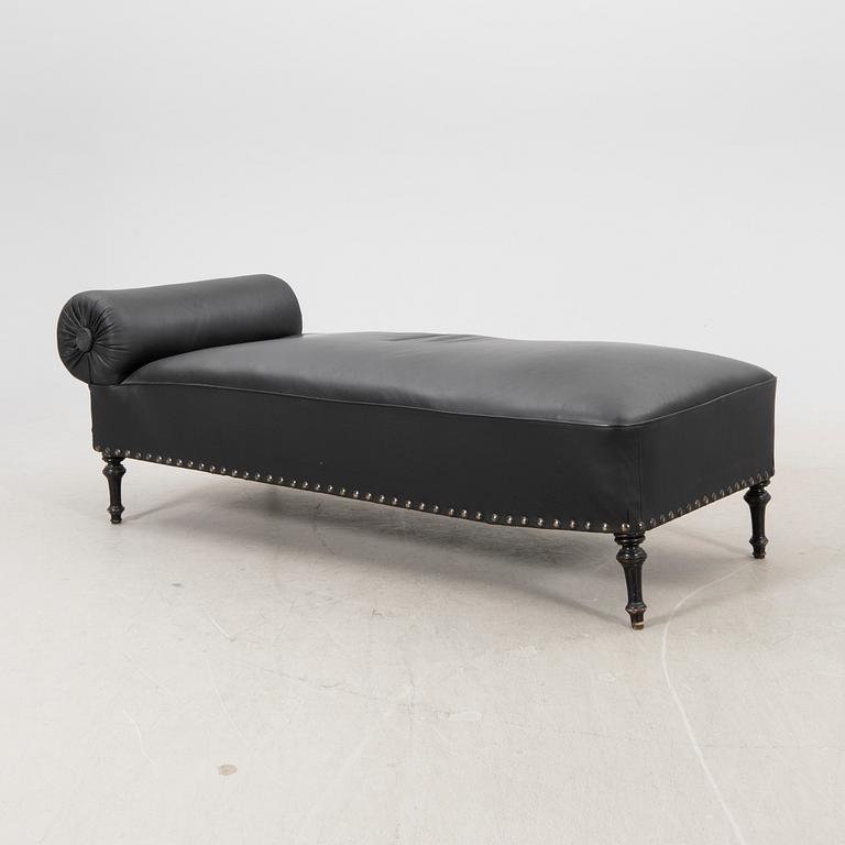 An early 1900s eather chaise longue.