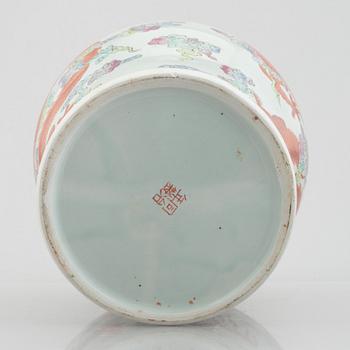 A porcelain urn with cover, China, late 20th century.