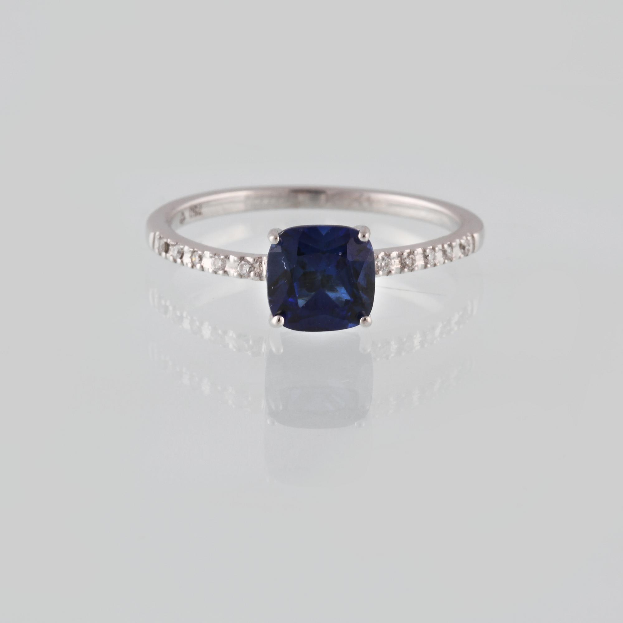 RING, 18K vitguld med briljantslipade diamanter ca 0.04 ct samt fasettslipad blå safir. Vikt 1,9 gram.