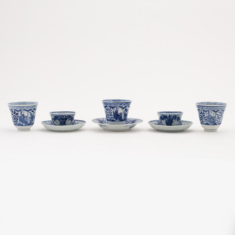 A pair of blue and white cups with saucers, three cups and a saucer, Qing dynasty, Kangxi (1662-1722).