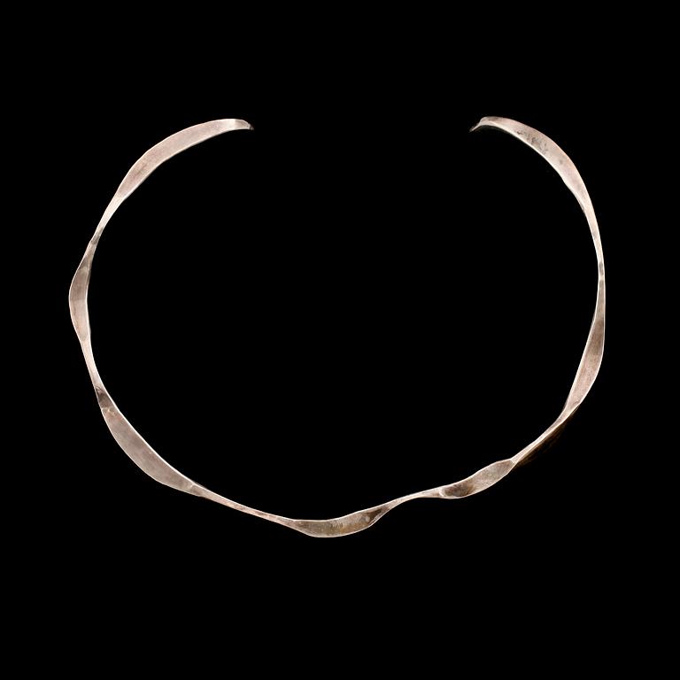 HALSRING, silver, Claes Giertta, 1982. Vikt ca 43 gram.