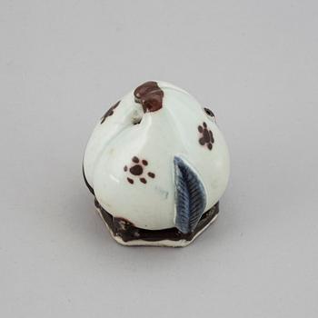 A blue and white and copper red decorated water dropper, 19th/20th century.