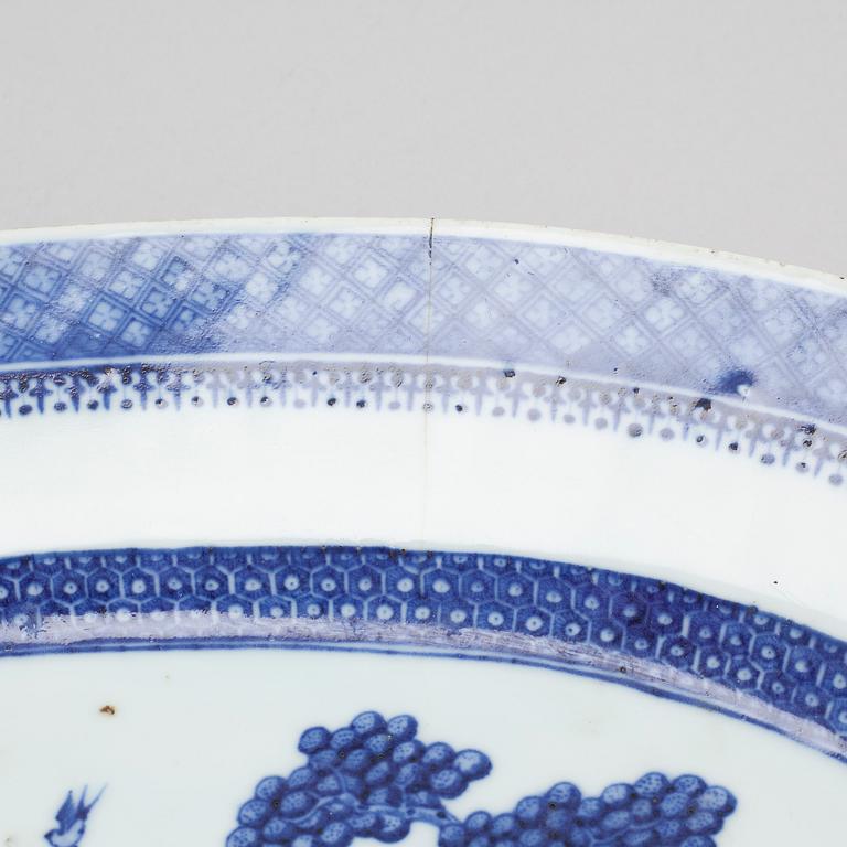 Two porcelain serving dishes from China, Qianlong (1736-1795).