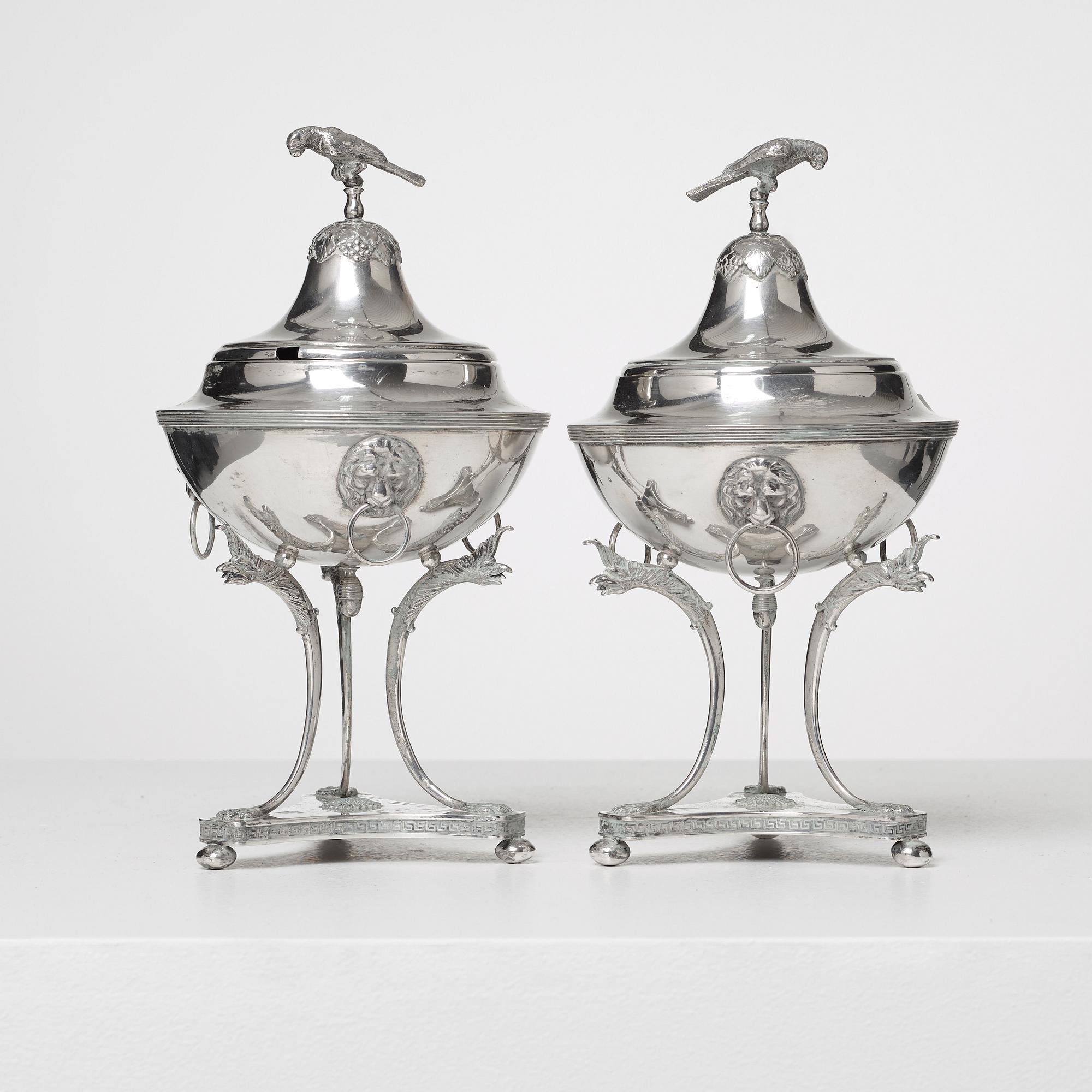 SOCKERSKÅLAR PÅ FOT, ett par, silver, empirestil, CG Hallberg, Stockholm 1916. Vikt tot ca 1100 gram.