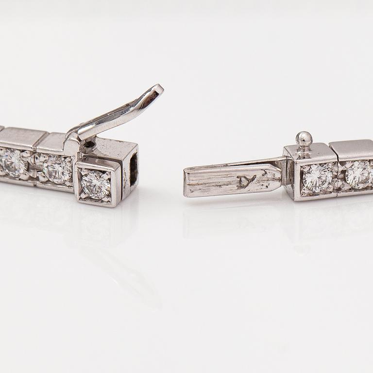 Cartier, Rannekoru "Lanieres", 18K valkokultaa, timantteja n. 1.77 ct yht. Merkitty Cartier, OY8558, 16.
