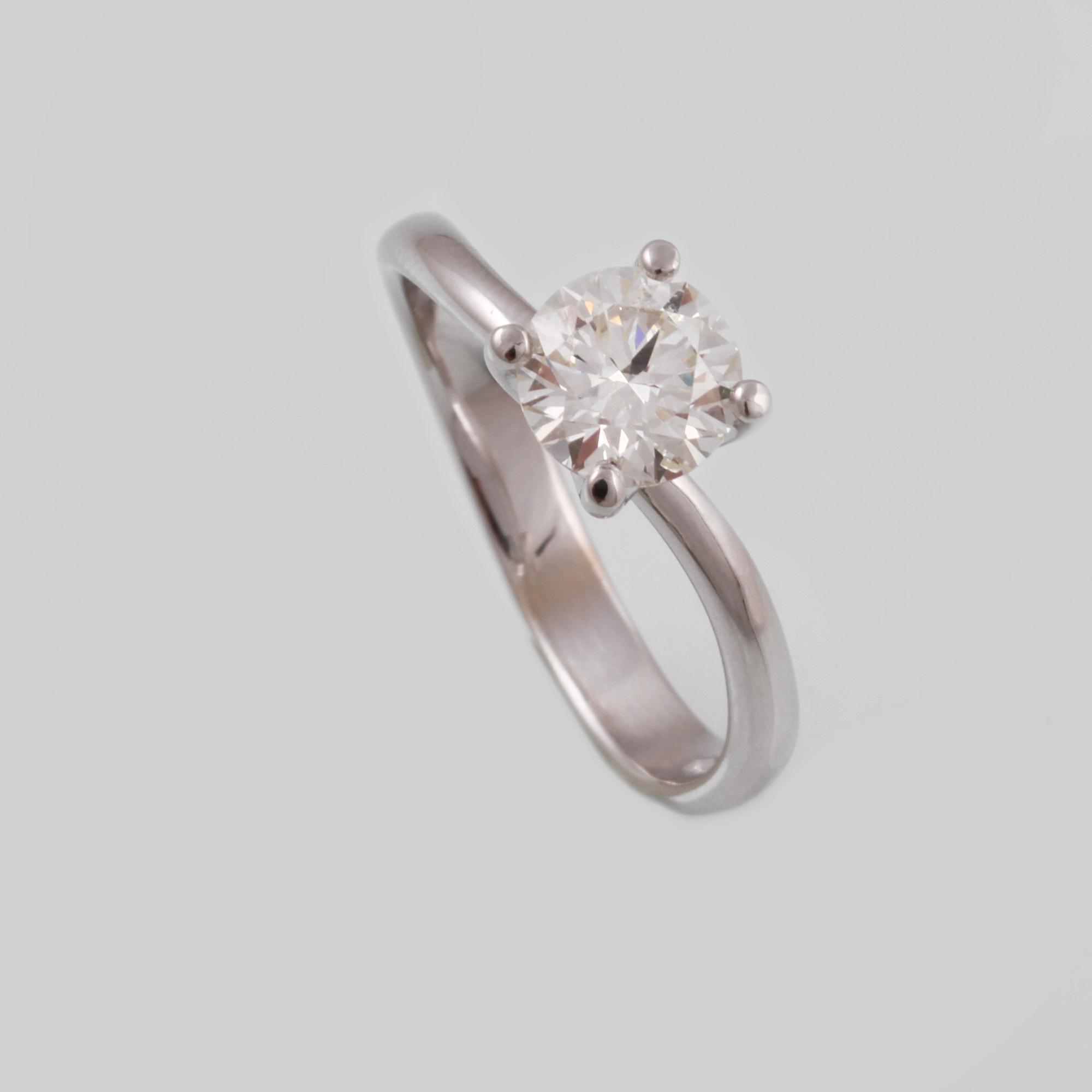 RING, 18K vitguld med briljantslipad diamant 1.01 ct. Vikt  3,5 gram.