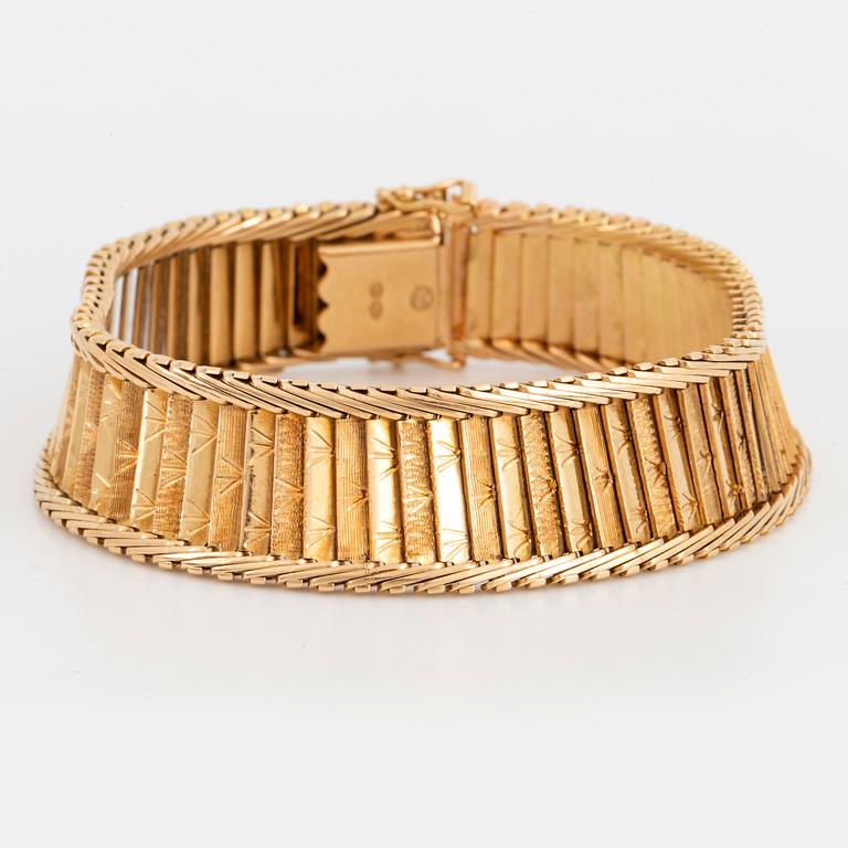 18K gold bracelet.