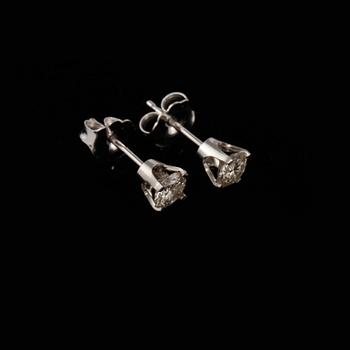 ÖRHÄNGEN, ett par, 14k vitguld med briljantslipade diamanter, totalt ca 0.60 ct. Vikt 0,5 g.