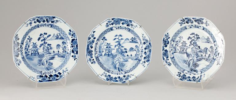 TALLRIKAR, 3 st, porslin, Qianlong, Kina 1700-tal.