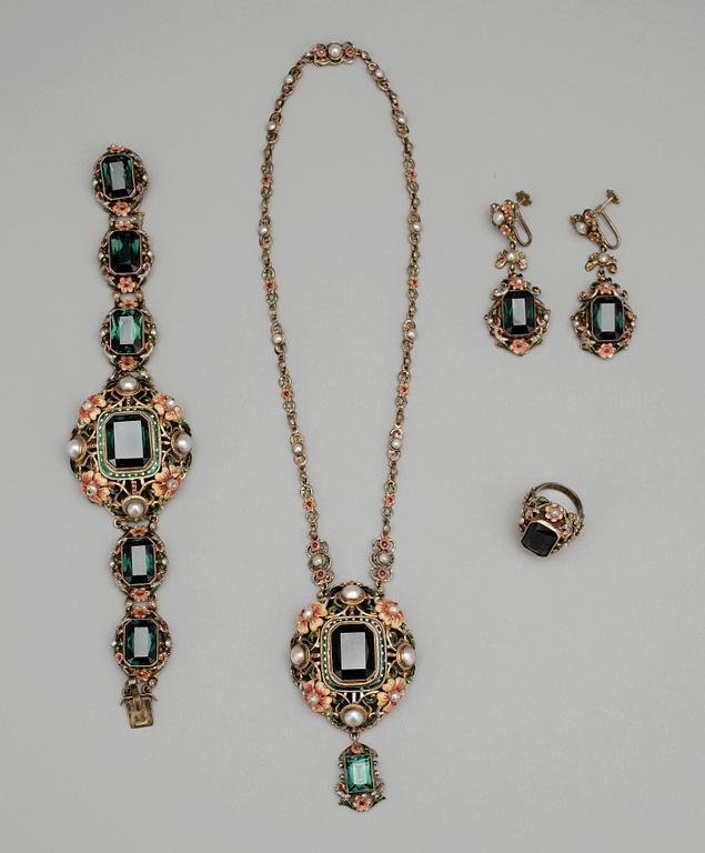 GARNITYR, 4 delar, silver och färgade glasstenar, emalj samt pärlor. Märkt PV. 1900-talets början.